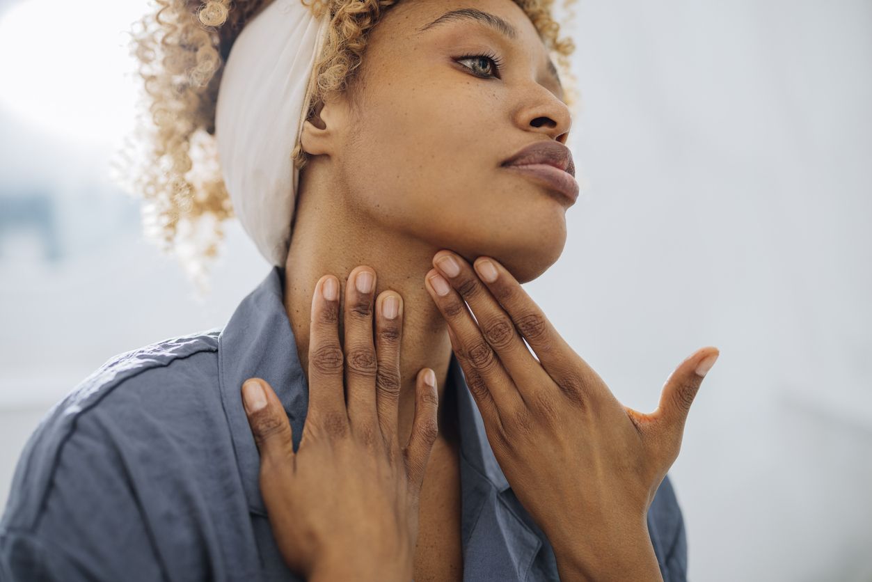 Une hydratation quotidienne et appliquée permet de préserver la peau du cou