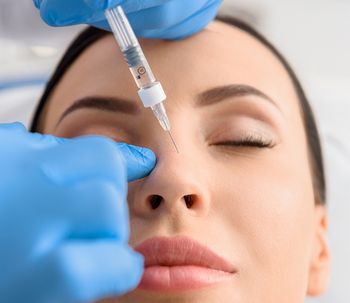 La rhinoplastie médicale ne nécessite pas d'intervention chirurgicale