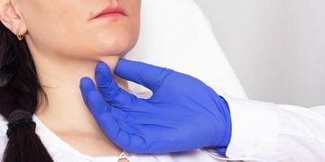 Comment se débarrasser du double menton : Méthodes chirurgicales et non invasives
