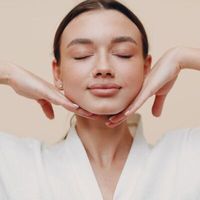 Les protocoles tenseurs multicouches gagnants pour la peau du visage : Ultrasons focalisés de haute intensité (HIFU ) + Radiofréquence fractionnée à aiguille combinée aux skinboosters de 3ème génération