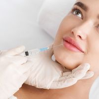 Acide hyaluronique : préserver l’harmonie du visage sans le transformer